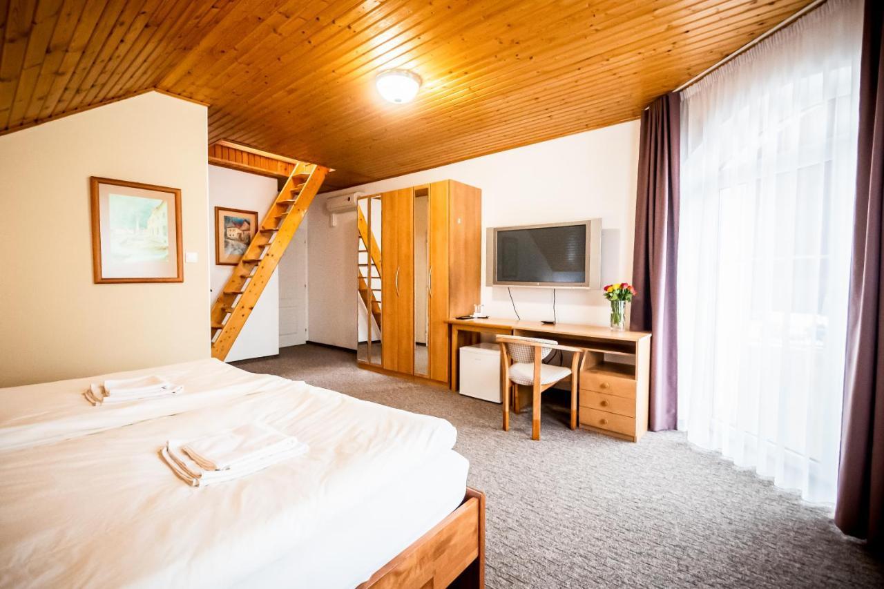 Hotel Squash Centrum Прьевидза Экстерьер фото