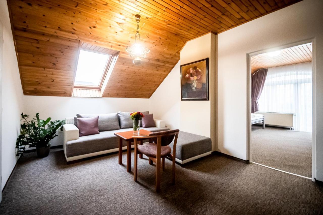 Hotel Squash Centrum Прьевидза Экстерьер фото