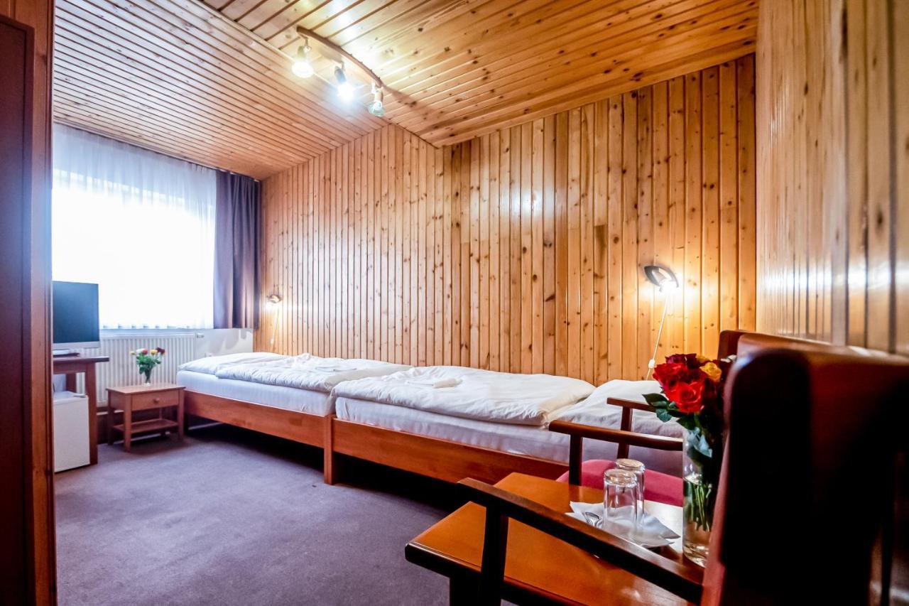 Hotel Squash Centrum Прьевидза Экстерьер фото