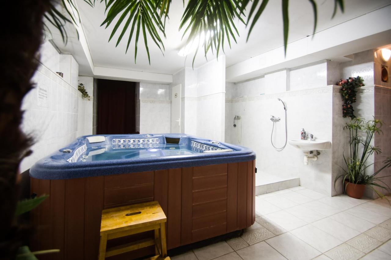 Hotel Squash Centrum Прьевидза Экстерьер фото